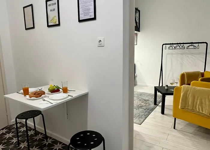 Apartman West Station Gallery - Free Parking, Cozy Home, Perfect For Families